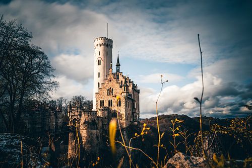 Het kasteel of Burg Lichtenstein in het Zwarte Woud. Prachtig verlicht door de zon in de winter