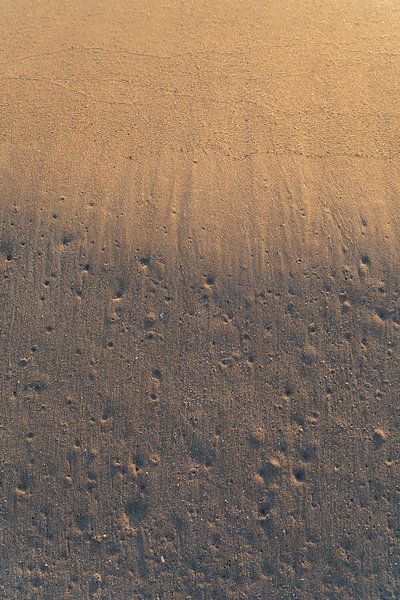 Spuren am Sandstrand 4 von Adriana Mueller