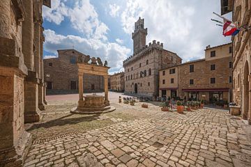 Piazza Grande, de waterput en het Palazzo Comunale. Montepulciano van Stefano Orazzini