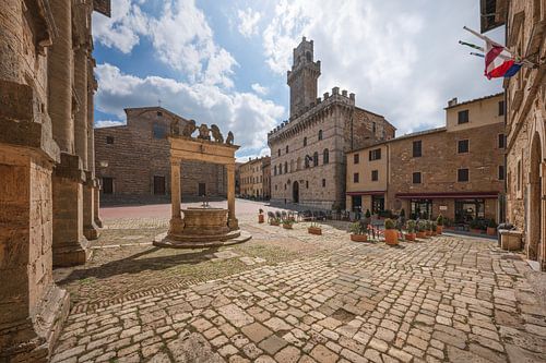Piazza Grande, de waterput en het Palazzo Comunale. Montepulciano