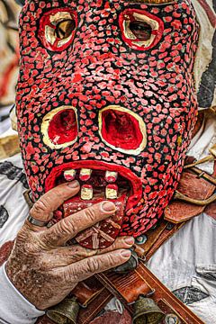 Bunte Karnevalsmaske auf Lanzarote von Harrie Muis