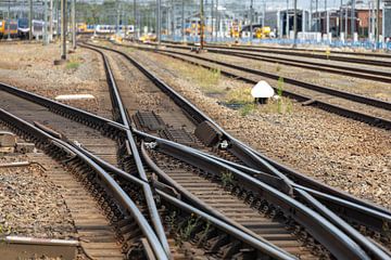 Spoorwissel en rails. Vage achtergrond, treinen en werk aan het spoor. van Robert Coolen