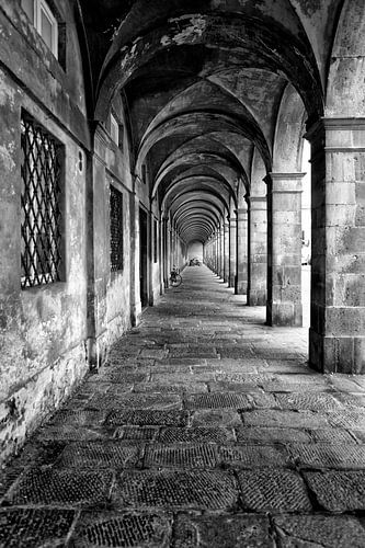 Een bogengalerij in Lucca