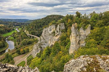 Vue sur les ruines du château fort à aiguilles rocheuses de Gebrochen Gutenstein et sur le Danube dans le parc naturel du Haut-Danube sur BlattArt - Christine Horn