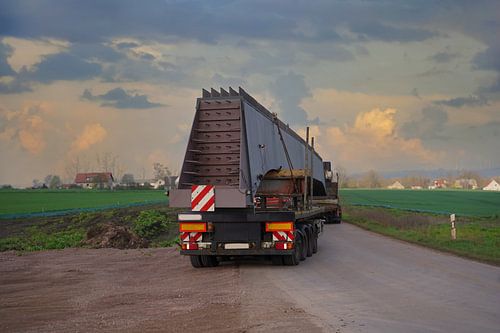 Aankomst van vrachtwagens met brugliggers