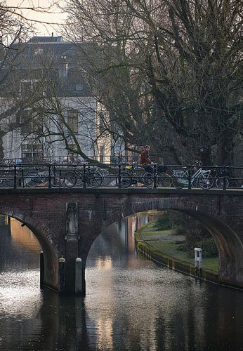 Oudegracht Utrecht - Fietser in namiddagzon op Geertebrug