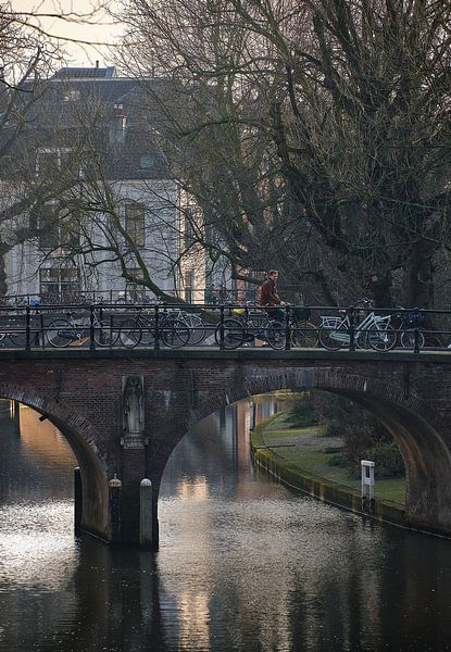 Oudegracht Utrecht - Fietser in namiddagzon op Geertebrug van Coen Koppen