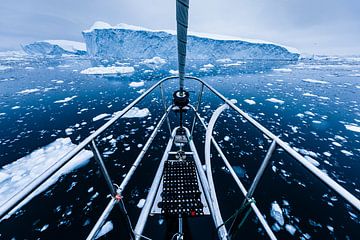 Bug eines Segelschiffs zwischen Eisbergen in der Diskobucht, Grönland