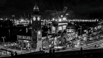 Hamburg Landungsbrücken bij nacht van Dieter Walther