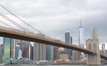"Kontraste in New York: Die Brooklyn Bridge und das neue WTC" von Tineke Visscher