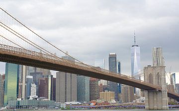 "Kontraste in New York: Die Brooklyn Bridge und das neue WTC"