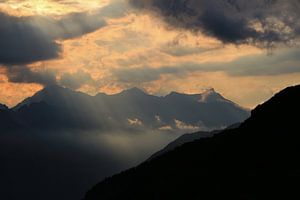 Avondlicht in de Zwitserse Alpen van Tobias Majewski