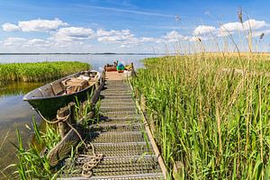 Steg mit Fischerboot am Achterwasser bei Warthe auf der Insel Us