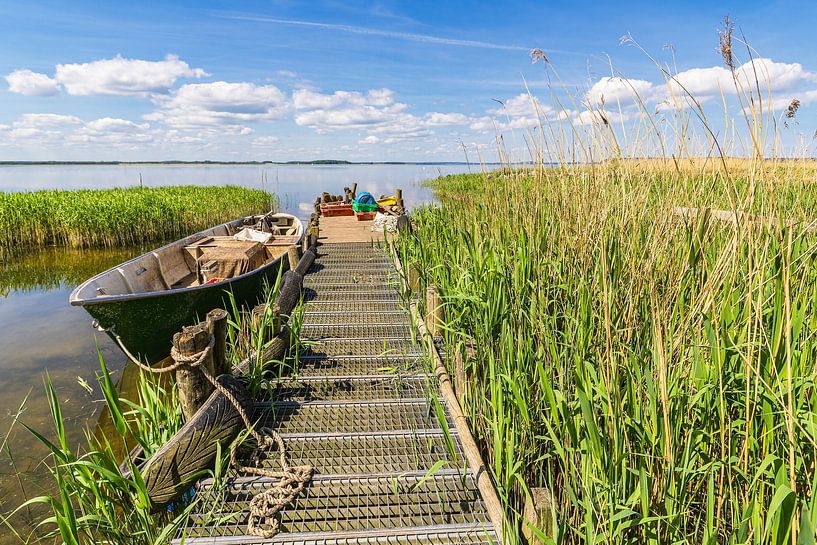 Steg mit Fischerboot am Achterwasser bei Warthe auf der Insel Us von Rico Ködder
