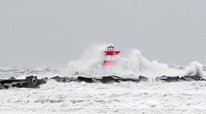 Extrem hohe Wellen in Scheveningen von Hans Overduin