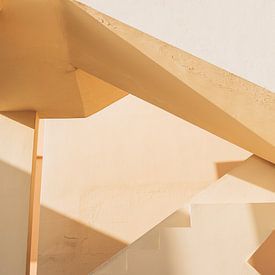 Het abstracte en minimalistisch gele hotel op Kreta van Milou Emmerik
