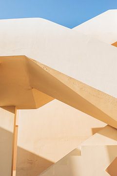 Het abstracte en minimalistisch gele hotel op Kreta van Milou Emmerik