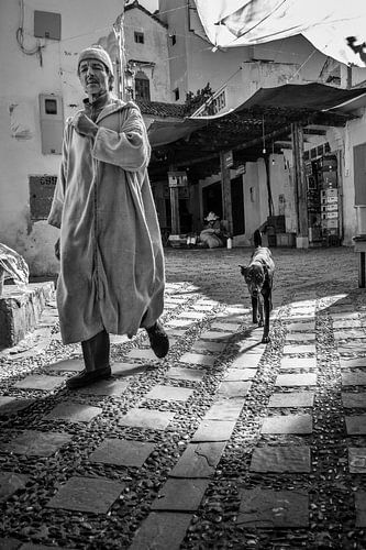 Mann und Hund in der Medina von Brahim Hannane