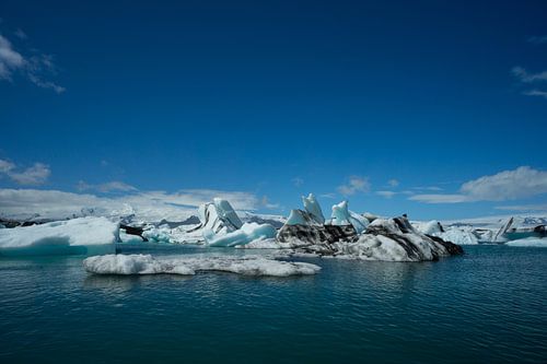 IJsland - Aan het wateroppervlak van een gletsjermeer voordat er reusachtig ijs ligt