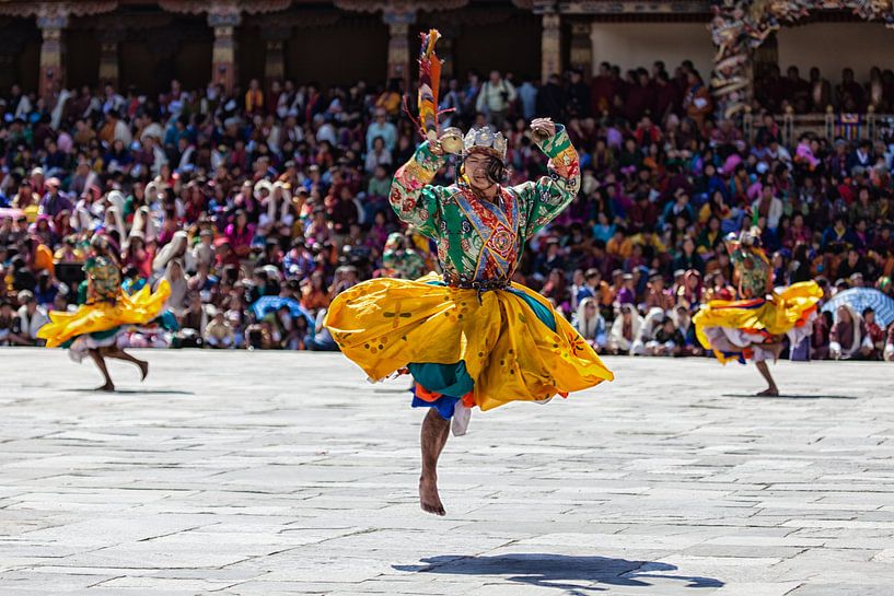 Dansende monniken tijdens het dragon festival in Thimphu Bhutan. Wout Kok One2expose van Wout Kok