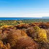 Uitzicht op herfstbossen en de Oostzee op het eiland Rüge van Rico Ködder