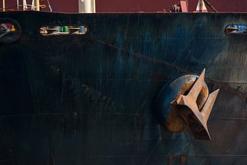 Het anker aan de boeg van het vrachtschip. van scheepskijkerhavenfotografie