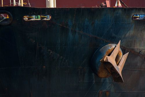 Het anker aan de boeg van het vrachtschip.