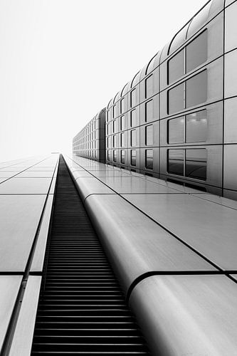 Line along the high-rise building by Christian Klös