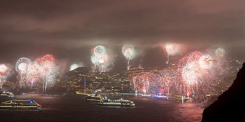 Lichte regen boven de baai van Funchal