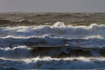 Surf during storm with sunset by Menno van Duijn