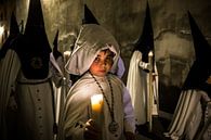 Kind in broederschap tijdens processie van de semana santa in Sevilla Spanje. Wout Kok One2expose van Wout Kok thumbnail