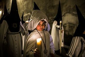 Kind in broederschap tijdens processie van de semana santa in Sevilla Spanje. Wout Kok One2expose