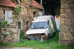 Urbex-Foto eines verrosteten Autos, in einer verlassenen Scheune