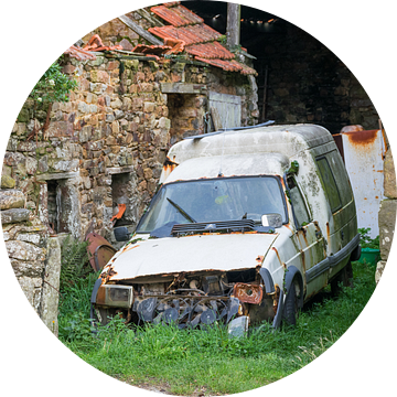Urbex foto van verroeste auto, in een verlaten schuur van Patrick Verhoef