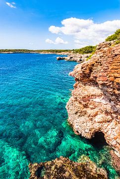 Rotsachtige kustlijn op het eiland Mallorca, Spanje Middellandse Zee van Alex Winter