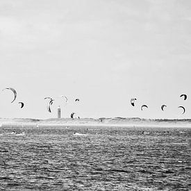 Die Kitesurfer am Brouwersdam – Schwarz-Weiß-Fotografie von VenVision Art