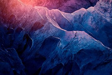 Berge in lila und blau – Abstrakt von Poster Art Shop