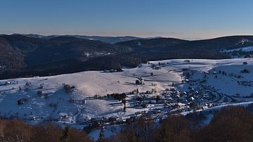 Panoramisch uitzicht over het dorp Hofsgrund, Zwarte Woud in de winter van Timon Schneider