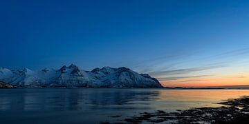 Besneeuwd winterlandschap zonsondergang op de Lofoten in Noorwegen