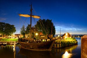 Koggenschiff in Kampen mit nachtleuchtenden Wolken im Hintergrund