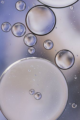 Minimalistische rust: Oliedruppels op water (met pastel kleuren)