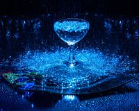 Verre sous la pluie, avec lumière bleue.