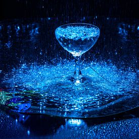 Glas in de regen, met blauw licht. van Ineke Mighorst