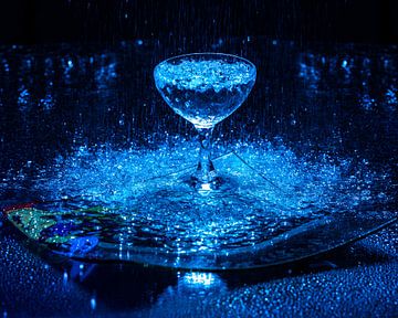 Glas in de regen, met blauw licht. van Ineke Mighorst