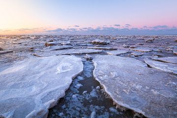Winterse zonsondergang Moddergat ijs van Henk-Jan Hospes
