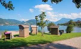 Houten strandstoelen aan de oever van de Tegernsee in Opper-Beieren van SusaZoom