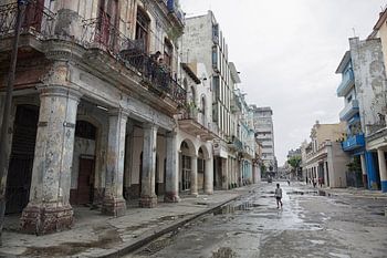 Alte Gebäude und laufende Menschen auf der Straße der Altstadt von La Havana