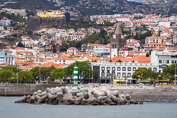 Blick auf die Stadt Funchal auf der Insel Madeira van Rico Ködder