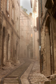 Todi dans la brume matinale