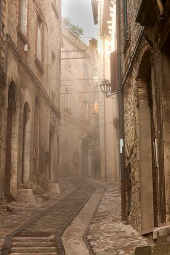 Mistige ochtend in Todi, Umbrië